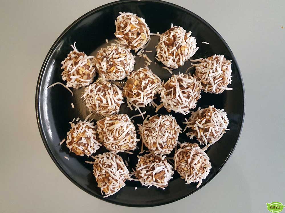 CHOCOLATE AND COCONUT PROTEIN BALLS