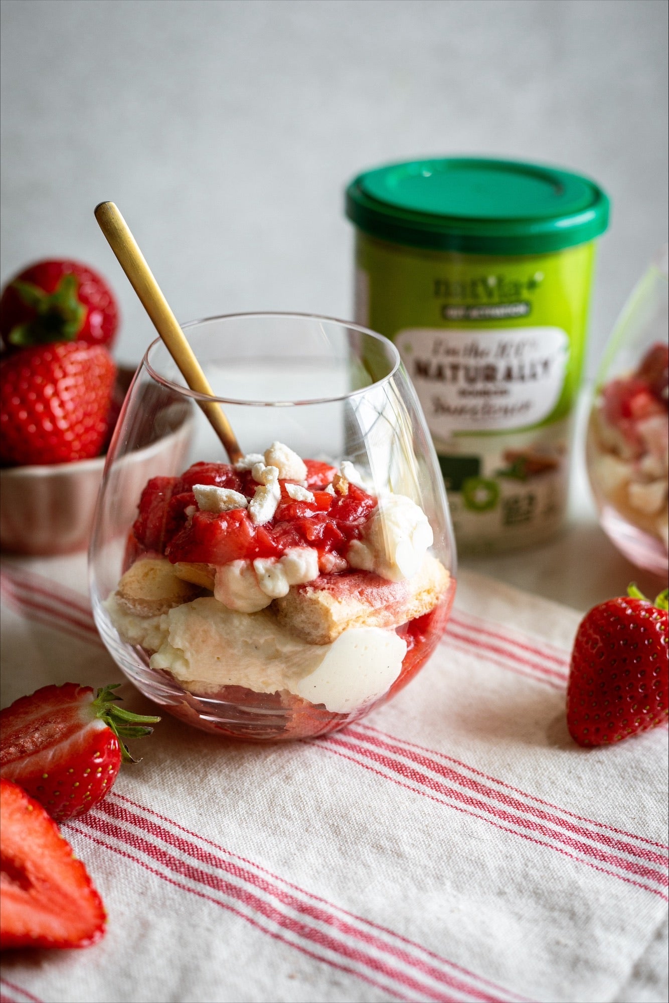 STRAWBERRIES & CREAM TIRAMISSU POTS