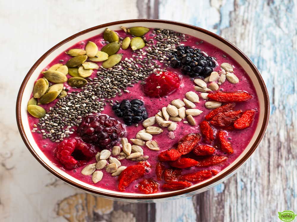BERRY SMOOTHIE BOWL WITH TOASTED OATS