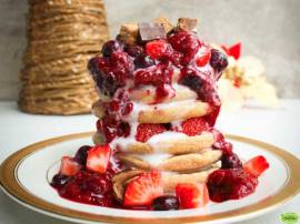 BERRIES AND CREAM PANCAKES