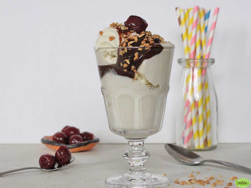 Low Carb No Churn Vanilla Ice Cream Sundae