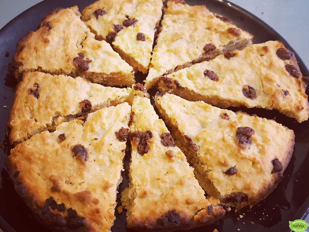 PEANUT BUTTER AND CHOCOLATE CHIP PIZZA COOKIE