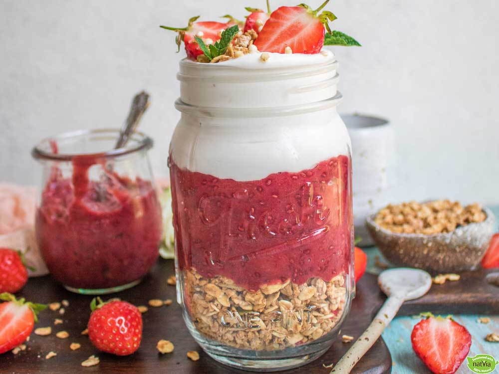 Rhubarb-&-Strawberry-Breakfast-Parfait-